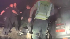 Policajti, ktorí surovo dokopali mladé dievča, sa na našu kameru verejne ospravedlnili