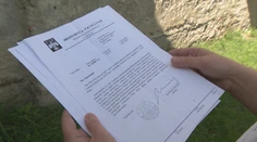 Keď začne hrať hudba, roztancuje sa im nábytok. Rodinu, ktorá býva vedľa nočného klubu, terorizuje hluk