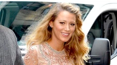 Tehotná Blake Lively. V krásnych šatách rozdávala úsmevy