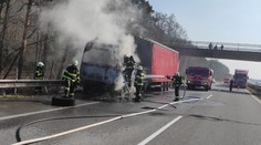 Jeden pruh D2 odstavil kamión v plameňoch. Vodiči musia rátať s obmedzením