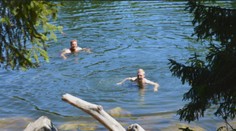 Mladíci sa kúpali v tatranskom plese, natočil ich turista. Za porušenie zákazu pritom hrozí mastná pokuta