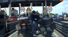 VIDEO: Český vodič vyprovokoval bitku, motorkár ho však poslal k zemi. Video je hitom internetu