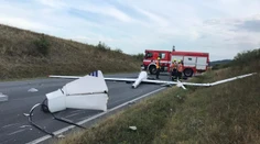 Bezmotorové lietadlo sa v českej obci zrútilo na auto. Pilot zahynul