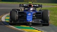 Verstappen v oboch tréningoch mierne zaostal. Albon napriek havárii pokračuje v pretekoch