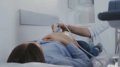 Mamy tesne po strednej či vysokej škole možno dostanú lepší štart pri zakladaní rodiny