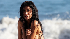 Známa modelka sa snažila zakryť svoje prsia. Nepodarilo sa