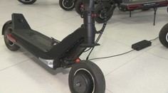 Po požiari elektrokolobežky sa mnohí boja jej bezpečnosti. Podľa odborníkov treba dodržiavať tieto zásady