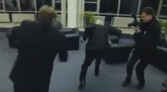 Prezident Zeman opäť zakopol, stratil topánku a krátky úsek prešiel len v ponožke