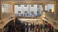 Samovražedný bombový útok v pakistanskej mešite má desiatky obetí a najmenej 150 zranených