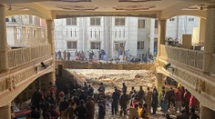 Samovražedný bombový útok v pakistanskej mešite má desiatky obetí a najmenej 150 zranených