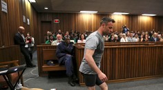 Bývalá superstar vyzerala ponížene, súd sprevádzali dramatické scény