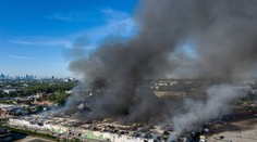 FOTO a VIDEO: Požiar zničil takmer celé nákupné centrum vo Varšave