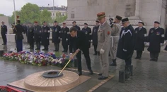 Sviatok 8. mája majú okrem Slovákov len Česi a Francúzi. Takto vyzerala ceremónia v Paríži
