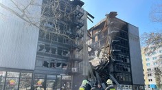 Časť parkovacieho domu v Ružinove, ktorý v sobotu zachvátil požiar, sa zrútila. Toto sú aktuálne zábery