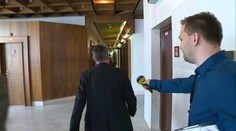 Poslanci opäť utekali pred našou kamerou. Aká bola otázka?