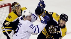 Boston vstúpil do play off výhrou, asistenciou k nej prispel aj Chára