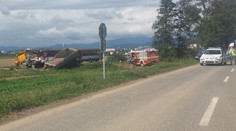Pri Bánovciach nad Bebravou sa zrazil vlak s nákladiakom. Štrnásť zranených