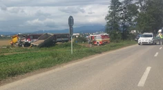 Pri Bánovciach nad Bebravou sa zrazil vlak s nákladiakom. Štrnásť zranených