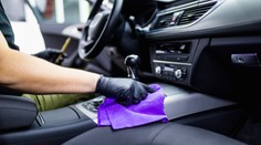 Počas koronavírusu nezabúdajte na čistenie áut. Tieto prostriedky zrejme máte aj doma