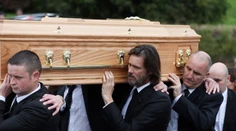 Jim Carrey pochoval priateľku. Spáchala samovraždu po ich rozchode