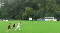 Frajer na záver: Hráč Čunova prekapil brankára takmer od autovej čiary. Zakrútil loptu pod správnym uhlom