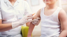 Prvá farmaceutická spoločnosť oznámila, že jej vakcína je účinná a bezpečná aj u detí