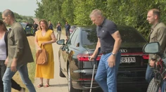 Robert Fico sa vrátil k práci v regiónoch. Navštívil poľnohospodárske družstvo, v chôdzi si pomáhal barlou