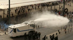 Polícia zasahovala proti násilným futbalovým fanúšikom v Nice