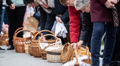 Kostoly rozvoniavajú nielen kadidlom, ale aj jedlom. Veriaci si ho nechávajú posvätiť