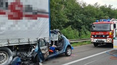 Na D2 za Lozornom sa zrazil kamión s autom, zahynula mama s 15-ročným synom