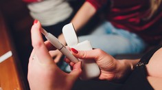 Ochutený nahrievaný tabak je od dnešného dňa zakázané predávať v celej EÚ. Slovensko zákaz zatiaľ obišlo