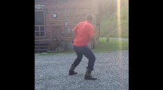 Čo urobíte ako prvé po návrate z práce? Tento muž má dva milióny videní