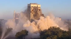 Už aj Dallas má svoju "šikmú vežu". Môže za to zbabraná demolácia kancelárskej budovy