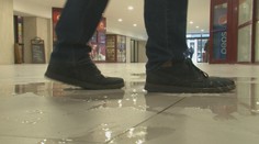 Do podchodu pri prešovskej stanici opäť zateká. Ľudia obchádzajú veľké mláky