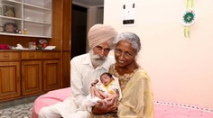 Prvé dieťa porodila ako 72-ročná. Tvrdí, že sa oň nevládze starať