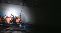 Video ukazuje, ako grécka pobrežná stráž potápa čln s migrantmi