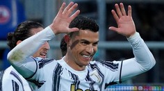 VIDEO: Ronaldo prekonal Pelého gólový rekord, Cagliari zostrelil hetrikom