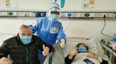 Čínsky vedec (98) s manželkou pokorili koronavírus. Možno im pomohol nový druh liečby