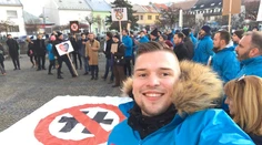 Pre rasistickú minulosť odstúpil z kandidátky PS/SPOLU Erik Radačovský