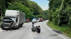Tragická dopravná nehoda pri Radošine. Motorkár (†25) vybehol zo zákruty do protismeru, zrážku s dodávkou neprežil