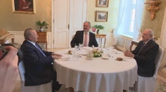 Prezident Kiska obedoval s predchodcami. Vyčítali mu udeľovanie vyznamenaní