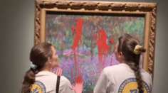 VIDEO: Klimatické aktivistky rozotreli farbu na Monetov obraz v Štokholme