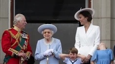 FOTOGRAFIE TÝŽDŇA: Oslavy jubilea kráľovnej Alžbety II., najväčšia rastlina sveta či vlakové nešťastie pri Vrútkach
