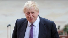 Ženy v burkách nazval poštovými schránkami. Mayová žiada britského exministra, aby sa ospravedlnil