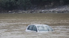 V Stankovanoch na Liptove zišlo auto z cesty a zrútilo sa do Váhu