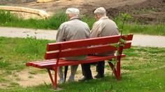 Vedci určili vekovú hranicu, kedy ľudia začínajú cítiť starobu. Takto sa prejavuje