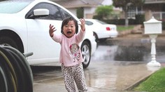 Úžasná reakcia dievčatka na jej prvý dážď v živote