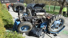 Traktor skončil po náraze na streche. Zakliesnený vodič (†30) nehodu neprežil