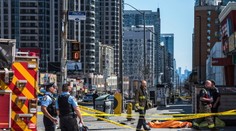 Biela dodávka zrážala v Toronte chodcov, desať ľudí zomrelo