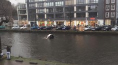 Hrdinovia na VIDEU: Ženu a batoľa zachránili z auta v poslednej chvíli